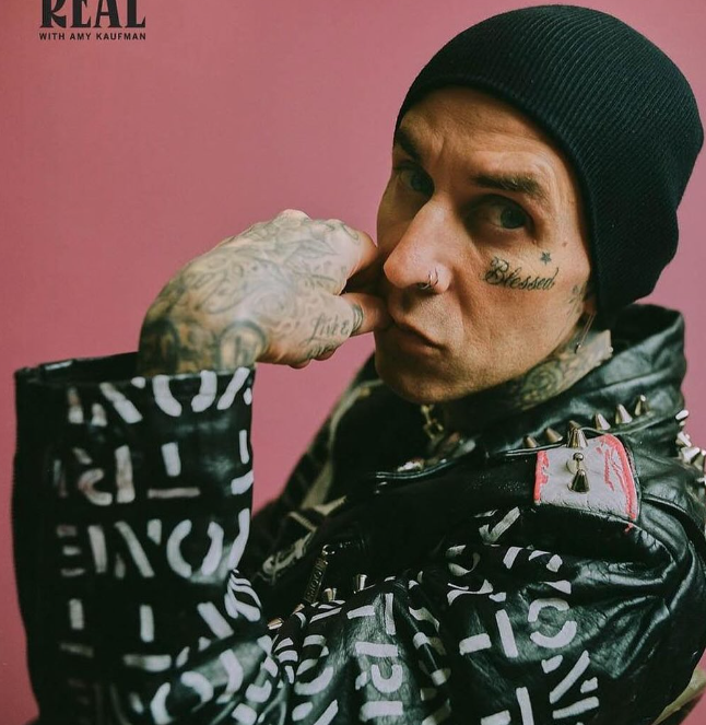 Travis Barker shet për 4 mijë dollarë atletet e tij të spërkatura me gjak gjatë turneut të “Blink-182”