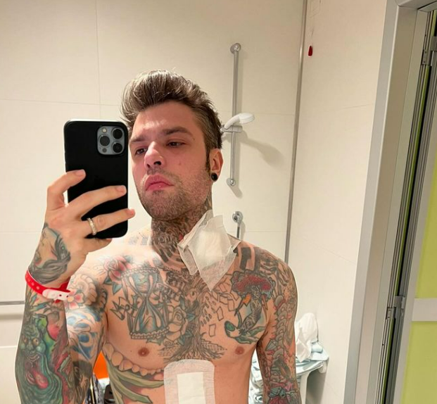 Shoqërohet me ambulancë nga aeroporti në spital, çfarë po ndodh me shëndetin e Fedez