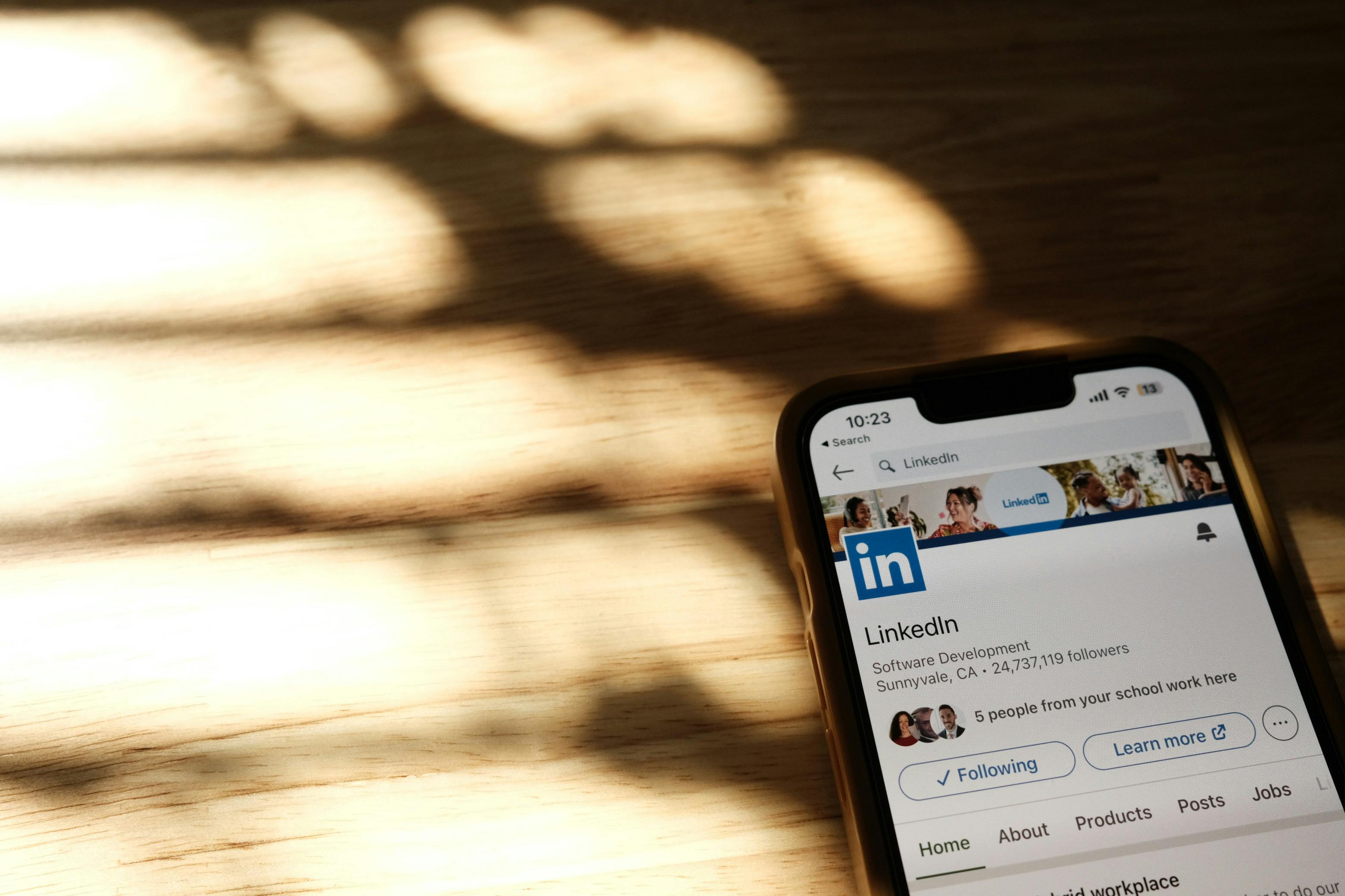 LinkedIn pezullon trajnimin e AI duke përdorur të dhënat e përdoruesve në Mbretërinë e Bashkuar