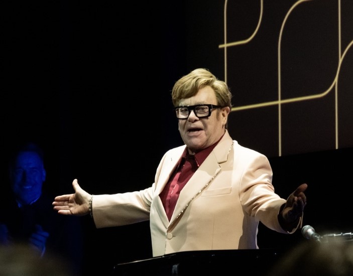 Elton John ndan një tjetër përditësim për problemet me shikimin e tij