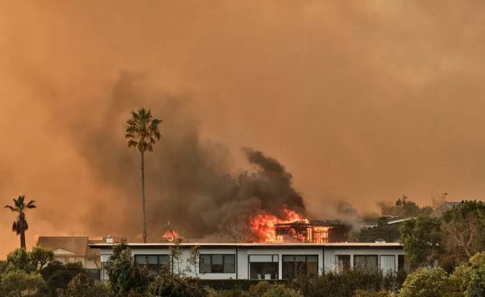 Shkatërrohen rezidencat e vipave, zjarri në Los Angeles merr përmasa të frikshme