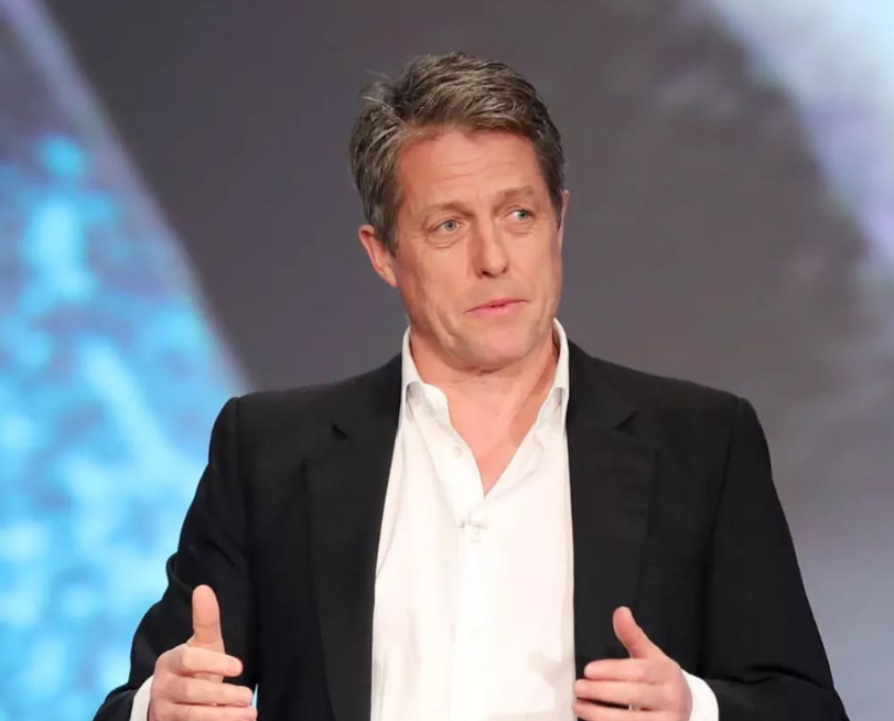 Hugh Grant ndalon për këtë arsye gruan e tij të shikojë komedin romantike ku mori vetë pjesë