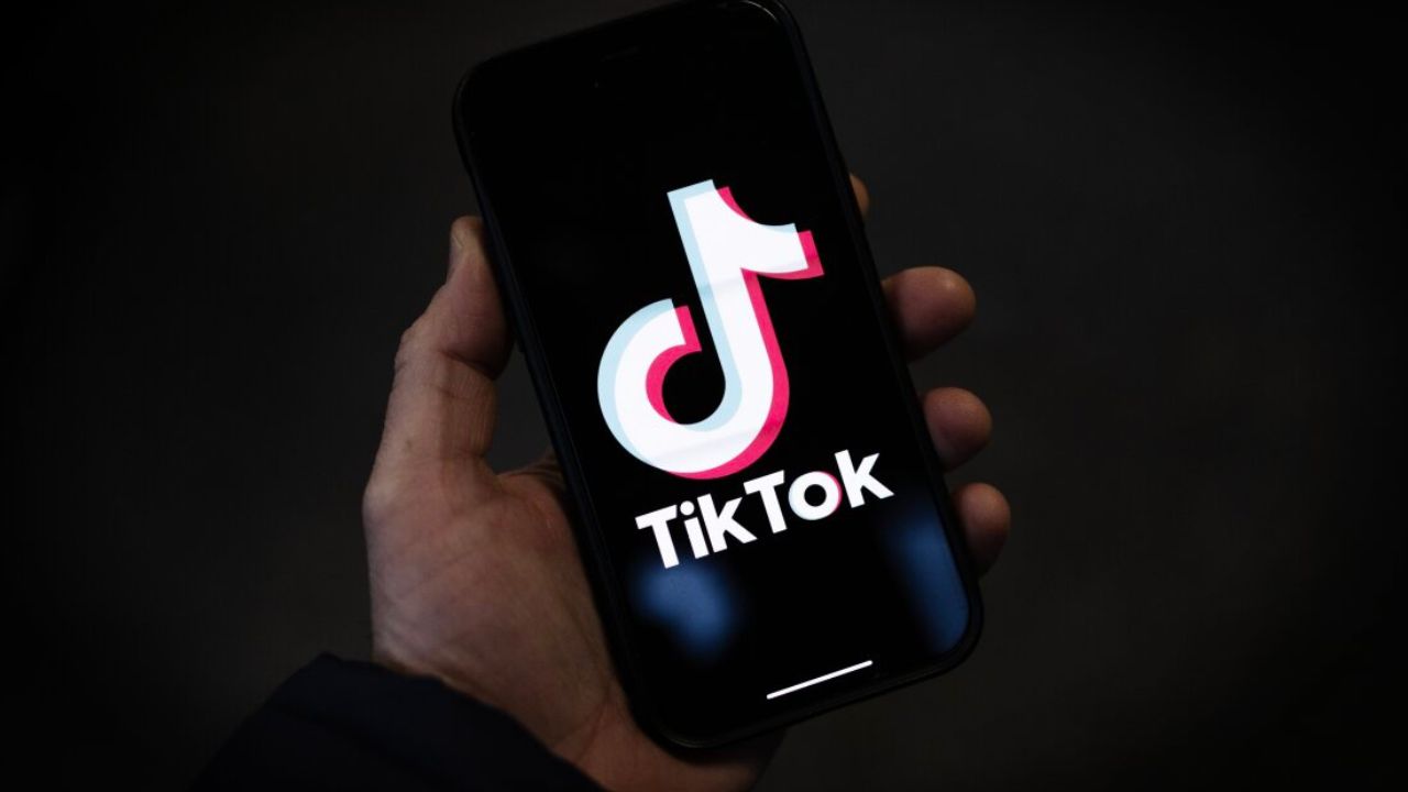 Ndodh çudia! Njerëzit nxjerrin në shitje telefonat me TikTok të instaluar për 50,000 mijë dollarë