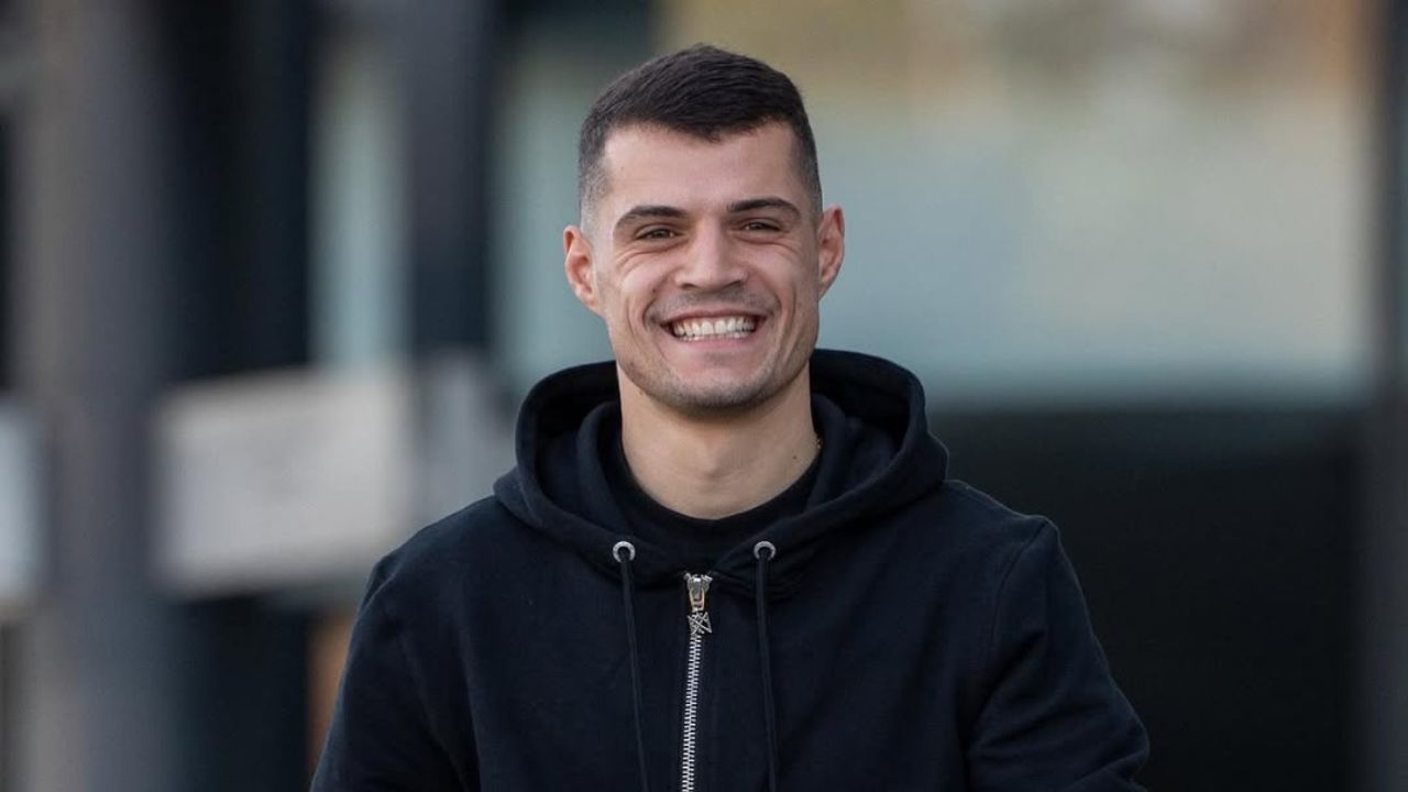 Granit Xhaka i drejtohet tifozëve: Mbështesni babain tim në…