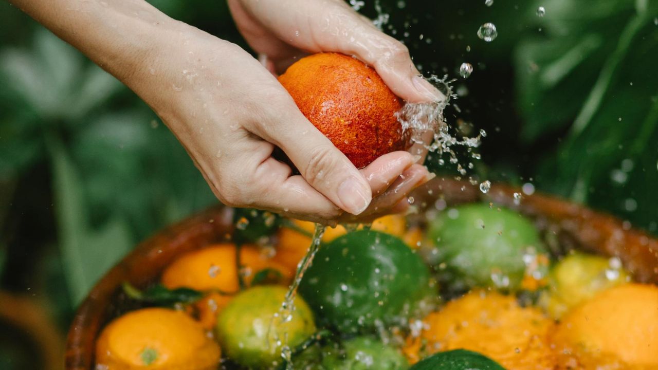 Ka shumë arsye për të larë frutat dhe perimet përpara se t’i hani. Por sa e keqe është nëse harroni?