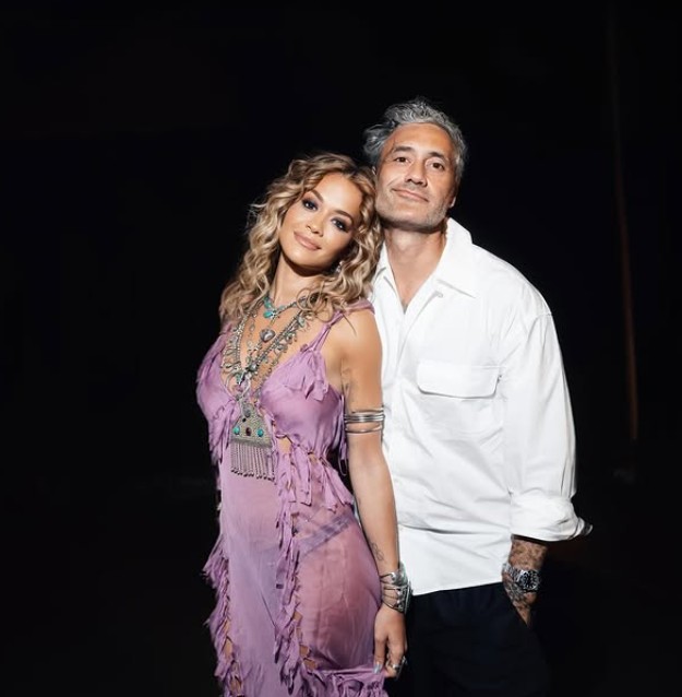 Rita Ora zbulon sekretin e suksesit të raportit me Taika Waititi-n