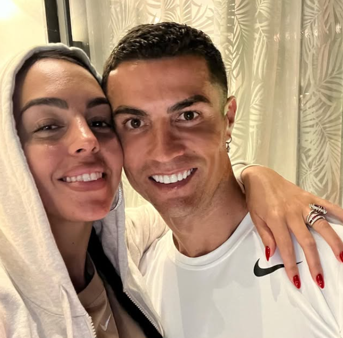 Unaza ‘misterioze’ e partneres së Cristiano Ronaldos, ndez spekulime për fejesë