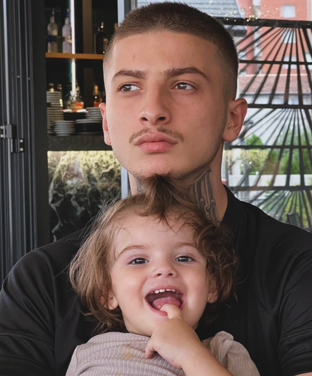 Fero i bën urimin e veçantë të bijës në ditën e lindjes