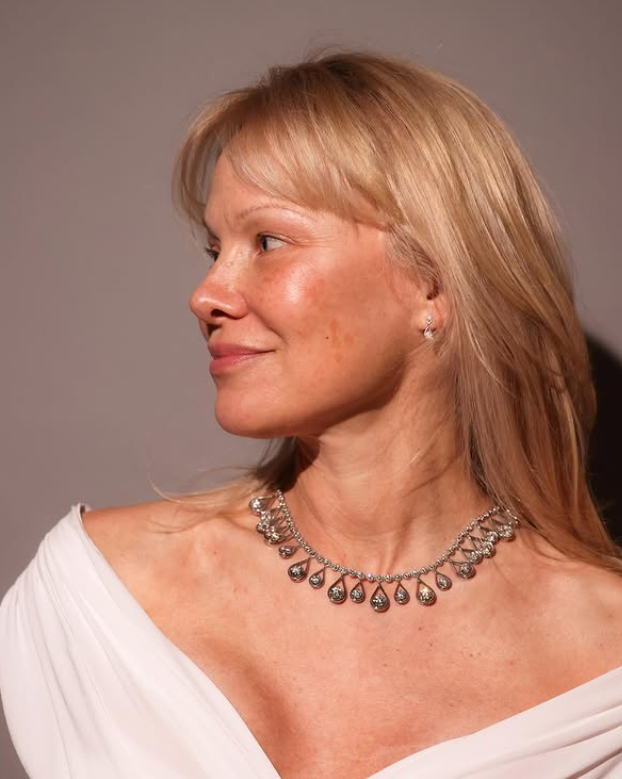 Pamela Anderson tregon se çfarë i ngre moralin