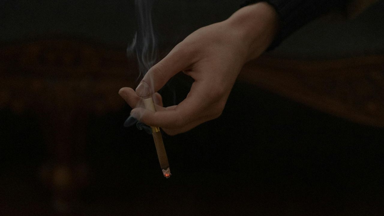 Këto 3 zakone të këqija në të 30-at ndikojnë në shëndetin mendor më vonë