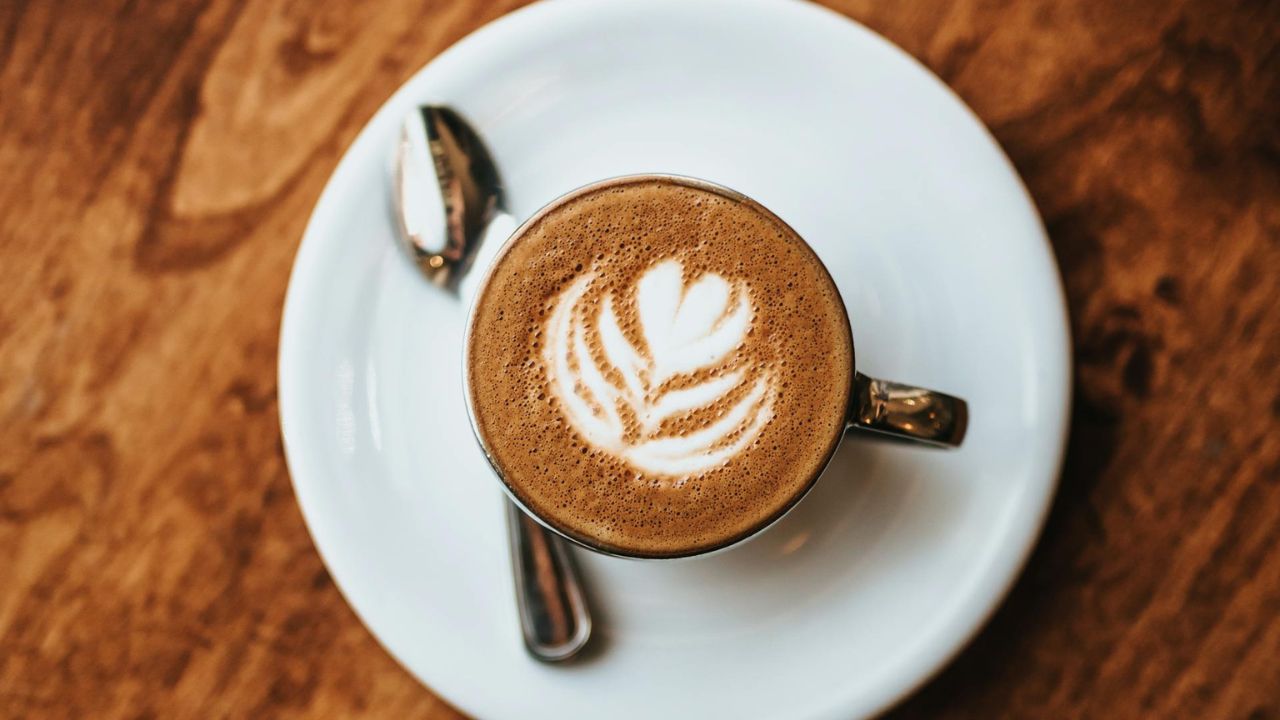 Ekspertët sugjerojnë të mos pini kafe me stomak bosh; Ja pse