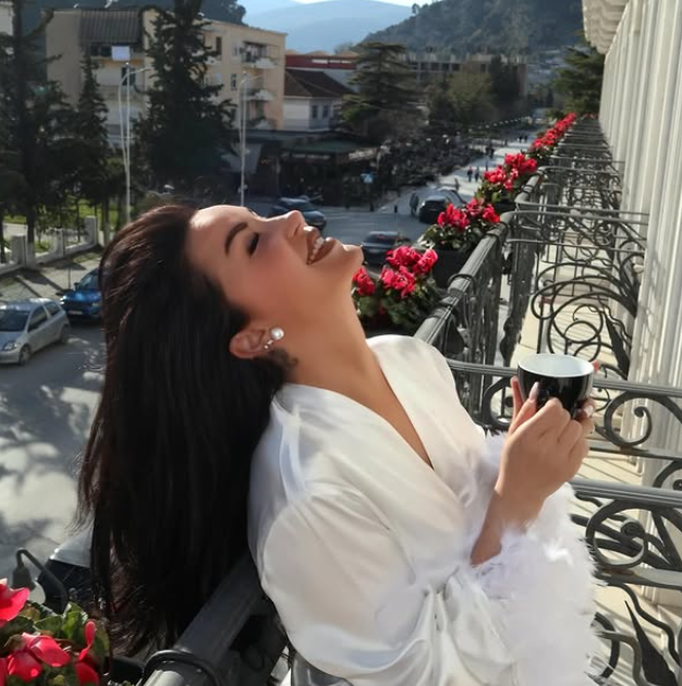 “Nuk kanë magjinë e fjalës”, kë po thumbon kaq hapur Roza Lati