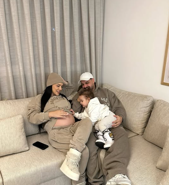 Einxhel Shkira zbulon për herë të parë emrin e veçantë që kanë zgjedhur për të birin