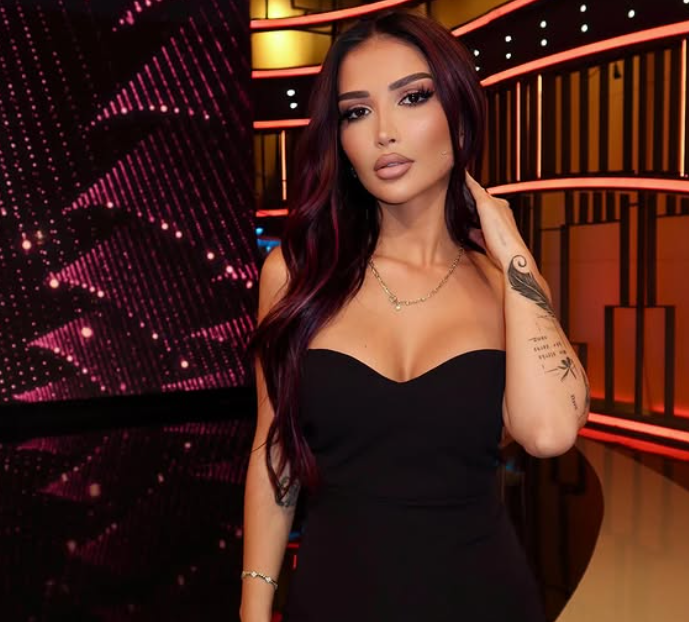 Xheneta nuk i kursen thumbat në fotot e fundit