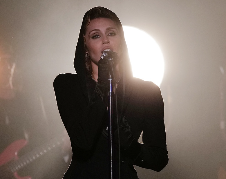 “Këmba ime nisi të shpërbëhej”, Miley Cyrus rrëfen problemin e vështirë shëndetësor