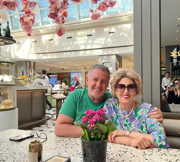 “Një jetë me ty, një vit pa ty”, Agron Llakaj kujton partneren e ndjerë