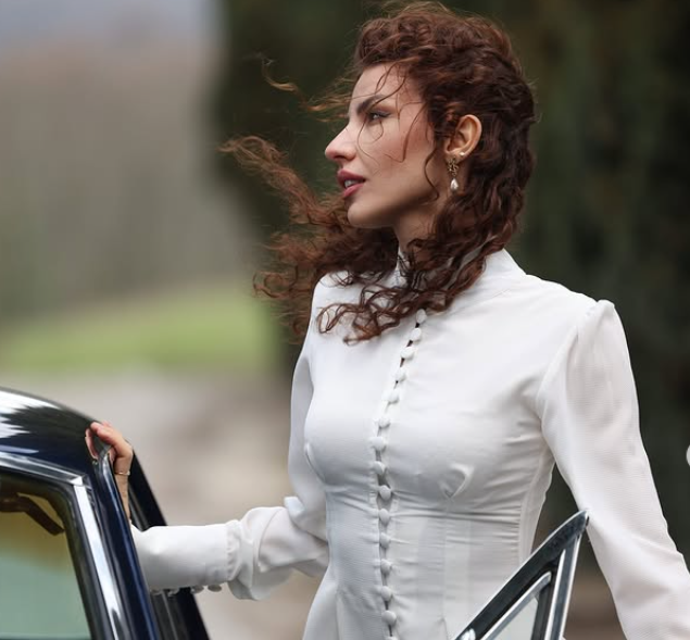 Vjen në jetë vajza e Isida Mollaymerit, ja emri i veçantë që zgjodhën