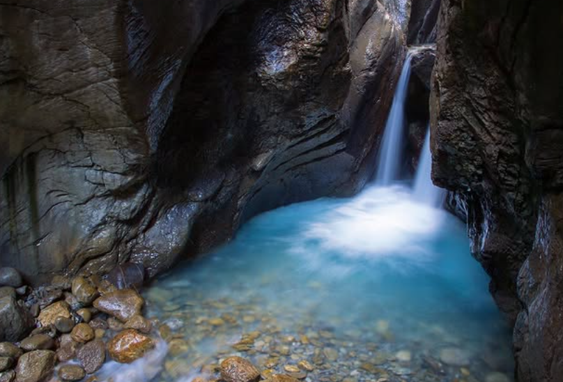 Rënia e akullnajës në Zvicër: Fshati turistik alpin zviceran i ‘varrosur’ nën akull