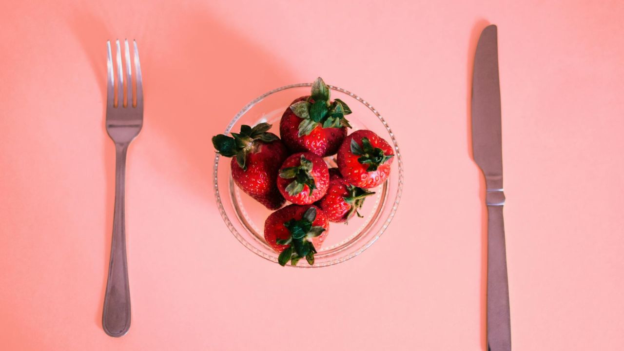 Çfarë i ndodh trupit tuaj kur hani luleshtrydhe rregullisht