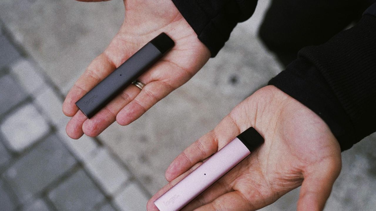 Ndalimi i cigareve elektronike njëpërdorimshe do të fillojë së shpejti – ja gjithçka që duhet të dini