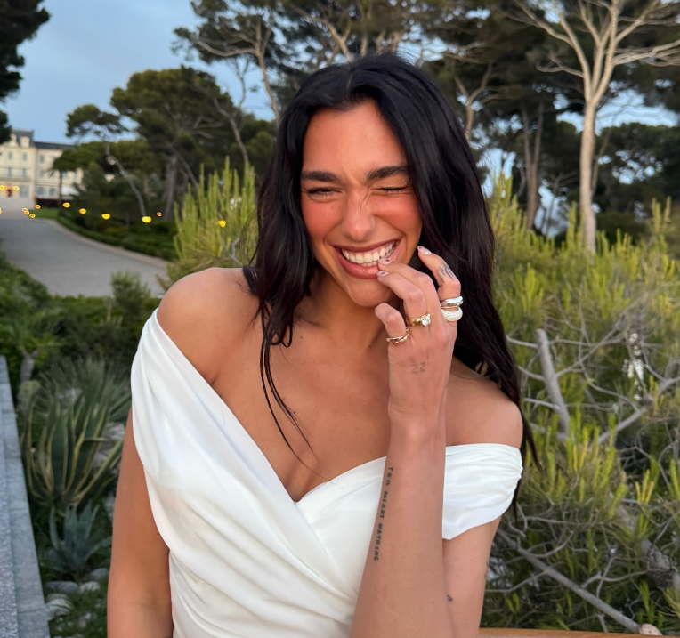 Dua Lipa shkruan një mesazh emocionues për shoqen e fëmijërisë