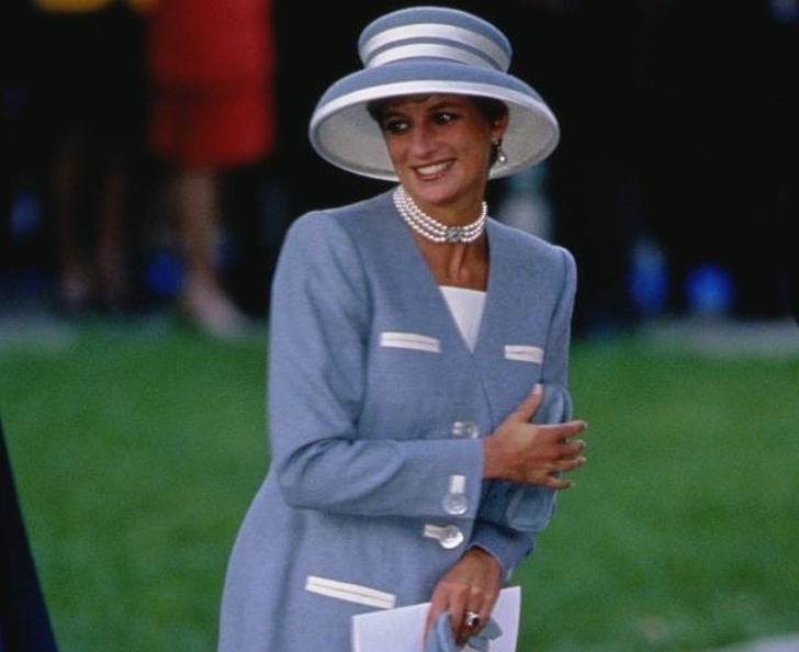 Zbulohet arsyeja e vërtetë pse palltot e Princeshës Diana nuk mund të dalin në ankand