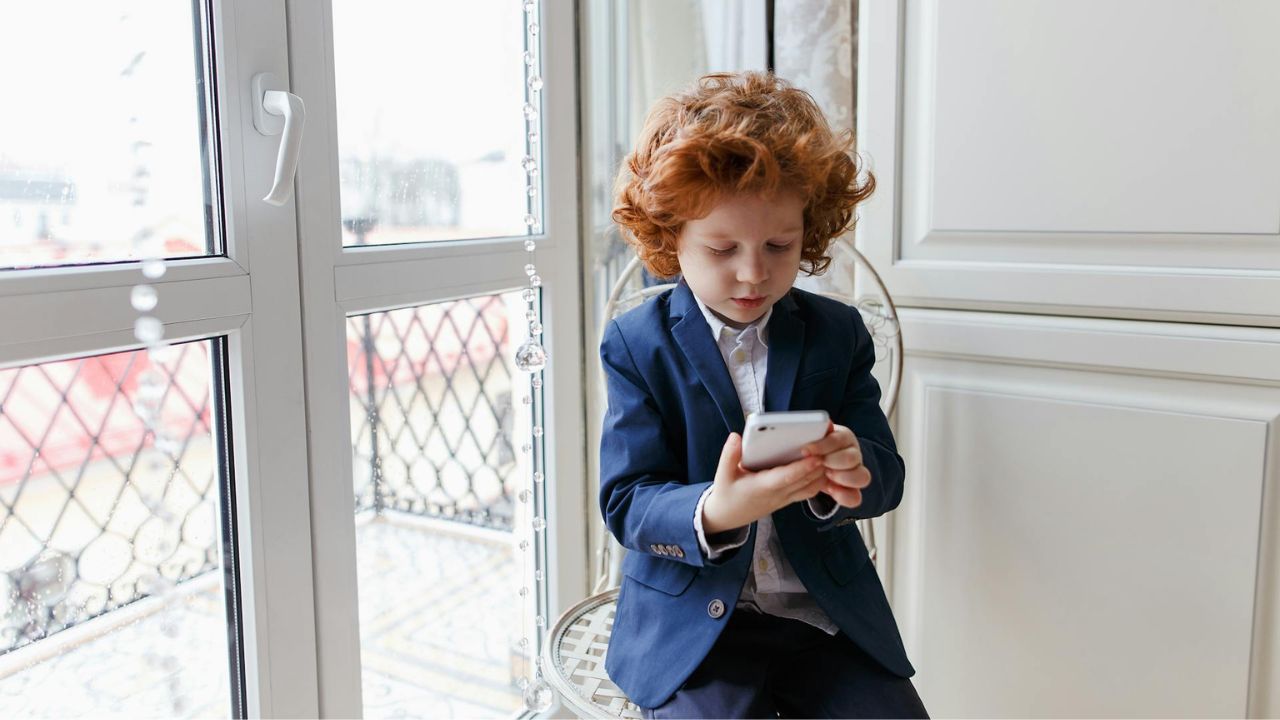 Shkenca konfirmon: Rrjetet sociale mund të shkaktojnë depresion tek fëmijët