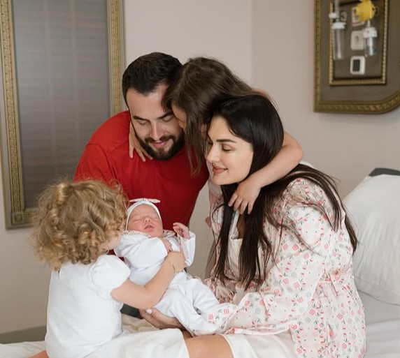 Eliona Pitarka ndan kopertinën e ëmbël të familjes