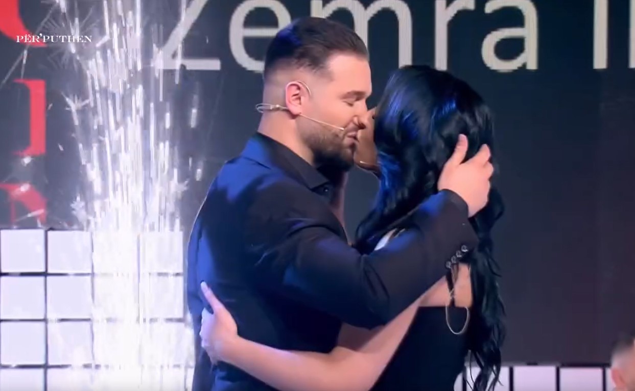 Dashuria lindi jashtë, por propozimi ndodhi në Për’Puthen,  Albi dhe Xhesi hedhin hapin e guximshëm