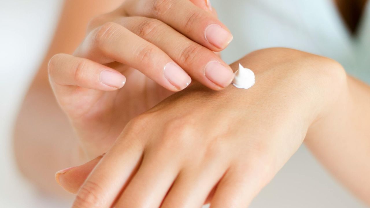 Si të shmangni thatësinë e lëkurës gjatë muajve të verës