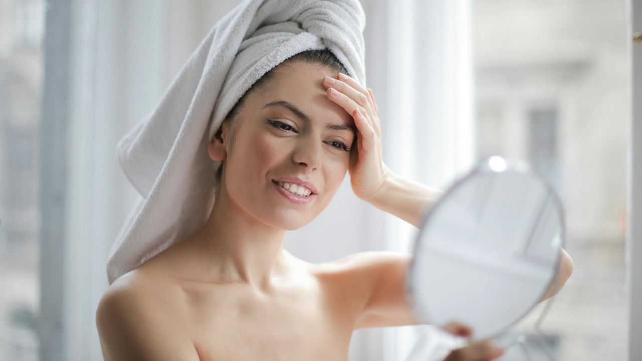 4 këshilla të lehta verore për të mbajtur lëkurën dhe flokët tuaj të freskët dhe të shëndetshëm