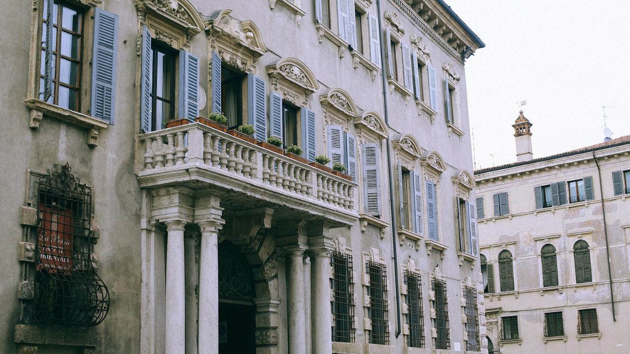 Turisti thyen karrigen Van Gogh të mbuluar me swarovski në muzeun e Veronës