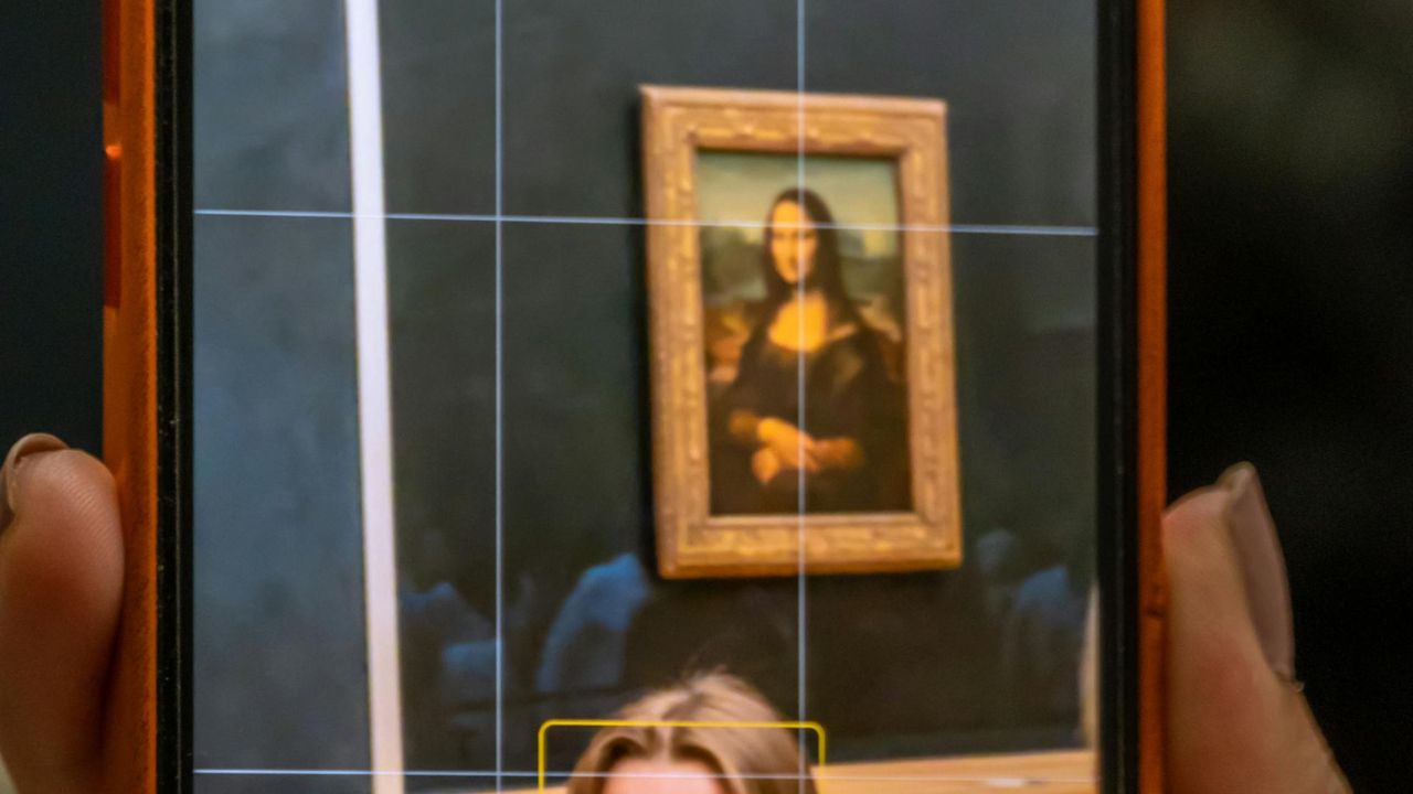 Turisti dëmton një pikturë të paçmuar teksa përpiqet të bëjë një selfie