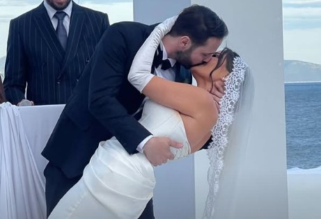 Luar Arani i jep fund beqarisë me një ceremoni magjike