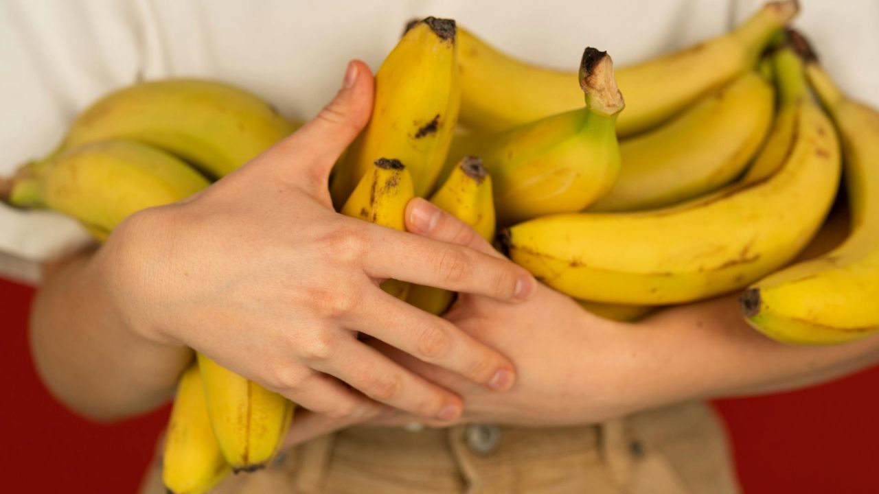 Të lodhur nga pickimet e mushkonjave? Lëkurat e bananes mund të jenë zgjidhja juaj