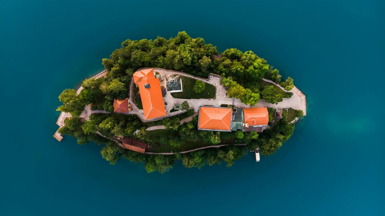 Vende të çuditshme që mund t’i merrni me qira në Airbnb, përfshirë një ishull privat