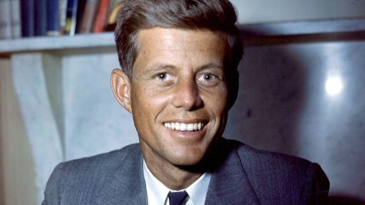 JFK-së: Libri i ri hedh pretendime tronditëse për presidentin dhe asistenten e fluturimit