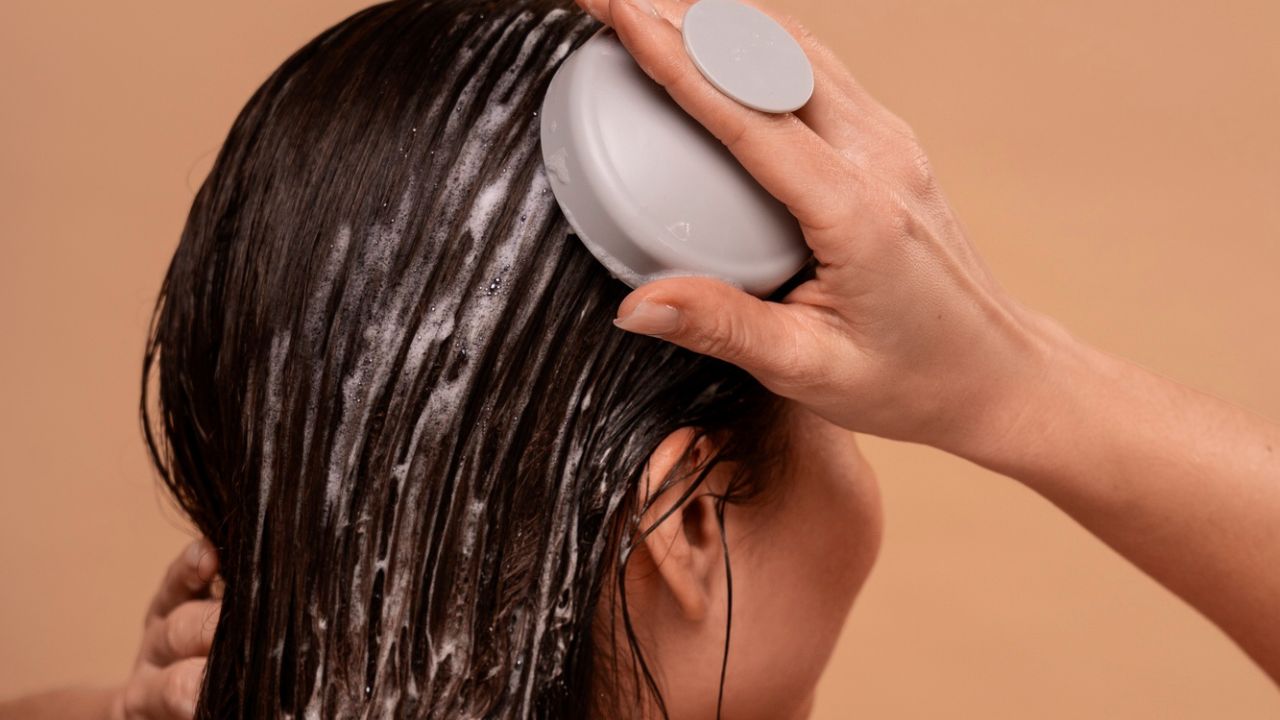 Disa këshilla për të mbrojtur flokët nga dielli