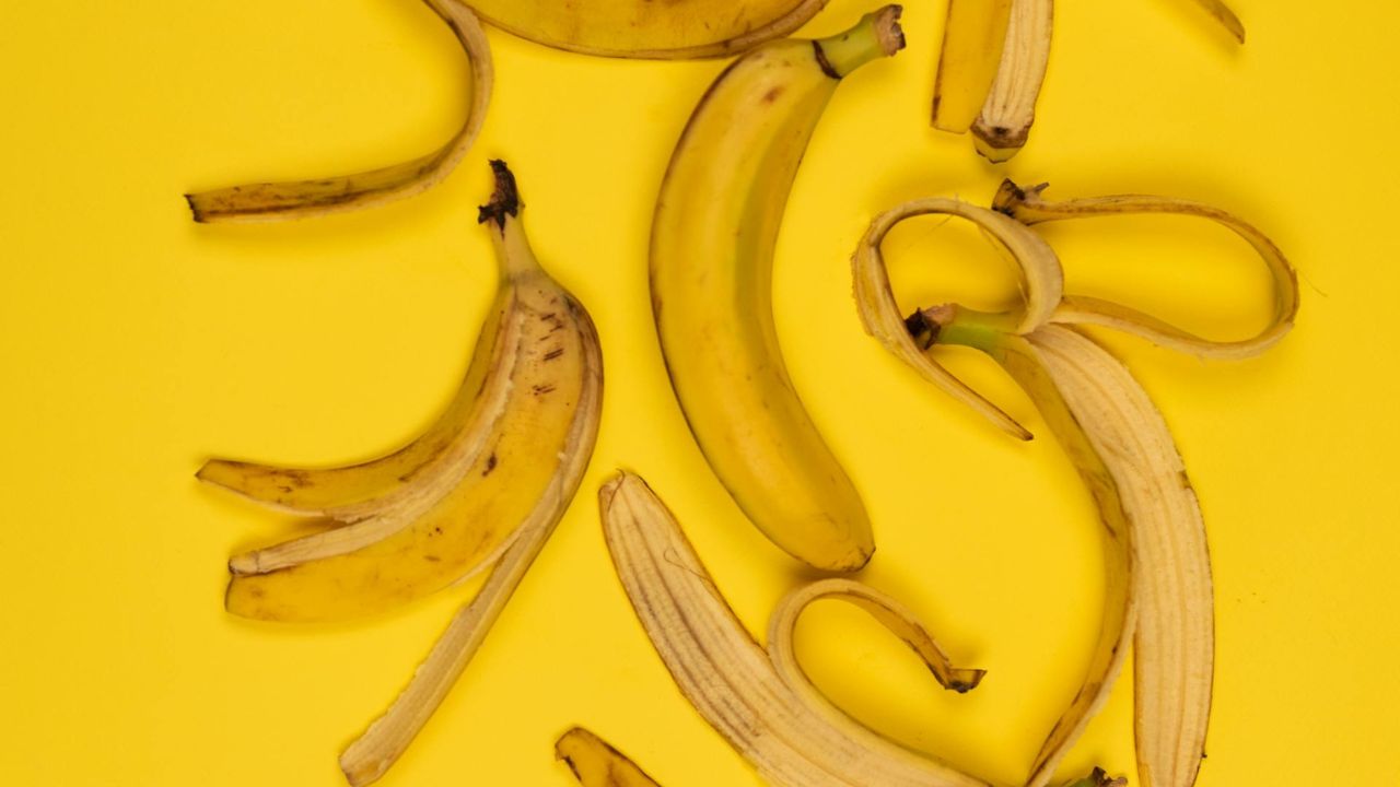 Arsye të çuditshme pse nuk duhet ta hidhni lëkurën e bananes