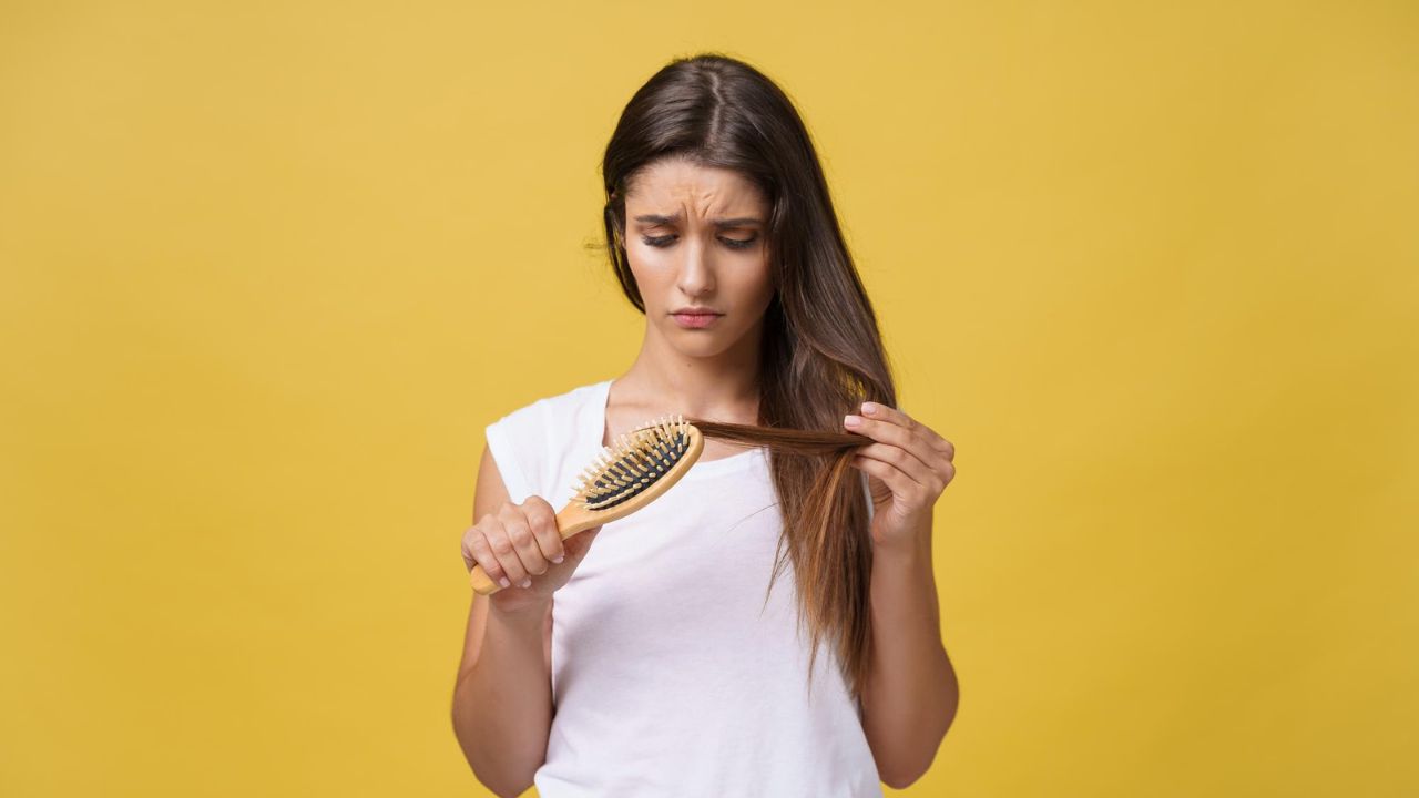 Ky zakon i përditshëm po ju dëmton flokët dhe po shton rënien e tyre