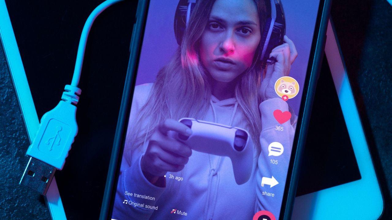 TikTok do t’i njoftojë prindërit kur adoleshentët postojnë video publike