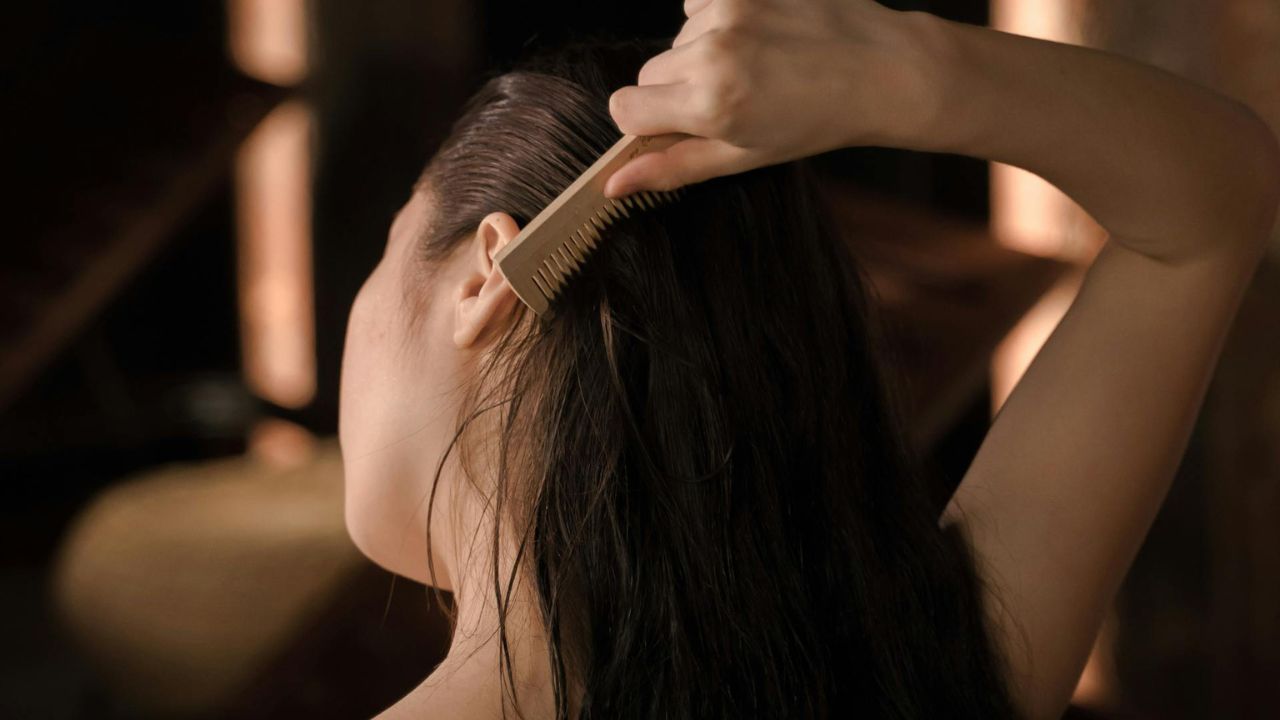 5 mënyra për të zvogëluar rënien e flokëve pa ilaçe ose suplemente