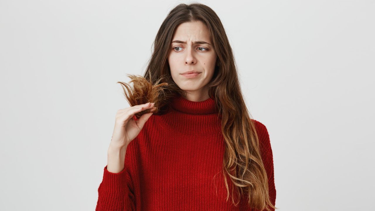 Po vuani nga rënia i flokëve? Mund të shkaktohet nga ajo që pini