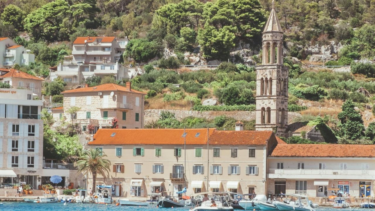 Ky ishull i vogël mesdhetar është një nga destinacionet më të nxehta këtë vjeshtë