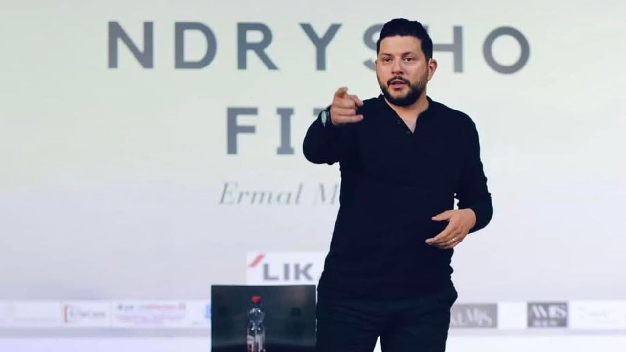 Ermal Mamaqi bën postimin e ndjerë për të bijën: Ajo nuk do i dijë kurrë betejat që kalova