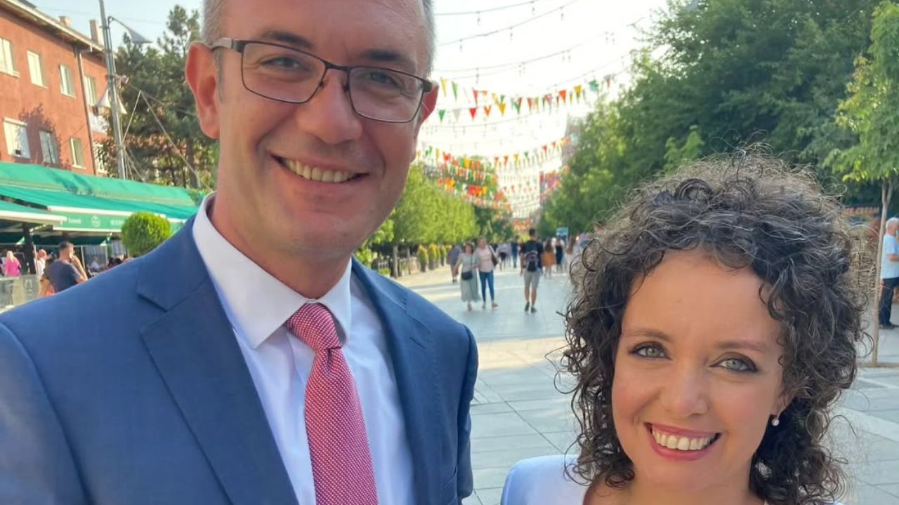 Me fjalë të ndjera Edlira Çepani kujton Gert Bogdanin: 1 vit pa ty si një përjetësi