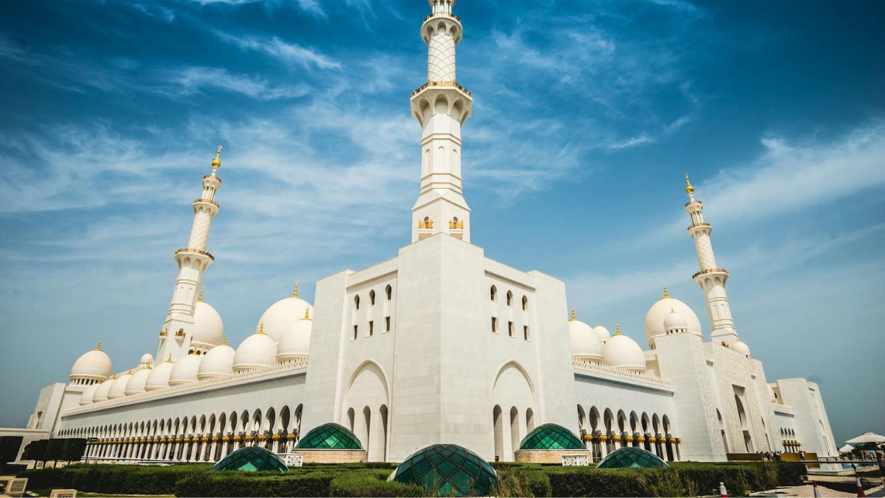 ‘Xhamia e parë në botë me energji zero’ është ndërtuar me baltë dhe panele diellore