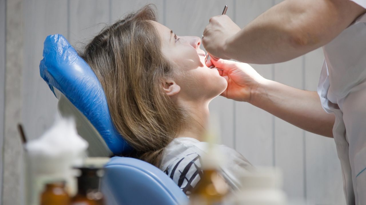 Sëmundja e mishrave të dhëmbëve mund të lidhet me një rrezik në rritje të dëmtimit të trurit, zbulojnë studimet