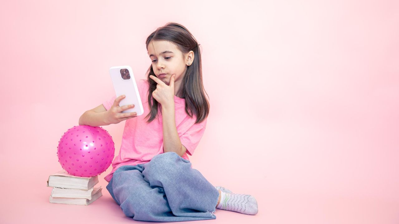 Si mund ta zvogëlojnë prindërit kohën para ekranit të fëmijëve në një mënyrë të shëndetshme