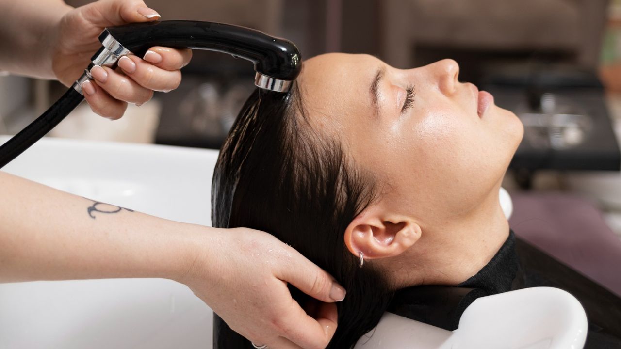 A është e sigurt larja e flokëve në sallone bukurie? Studimi zbulon rrezikun